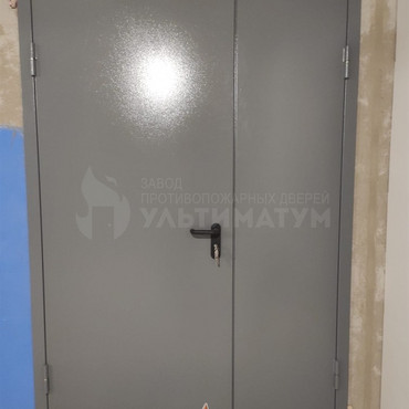 полуторная серая противопожарная дверь с порошковым покрытием