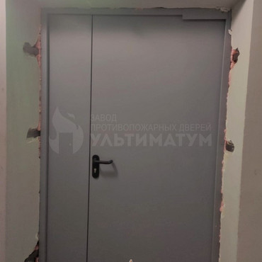 противопожарная металлическяа дверь установленная на выходе из здания