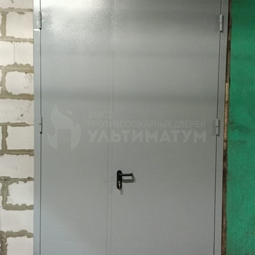 высокая полуторная противопожарная дверь с двумя открывающимися створками